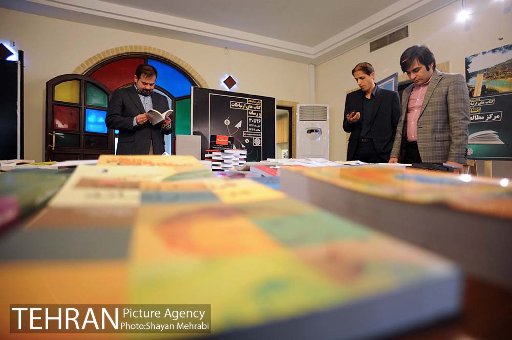 گزارش تصویری اولین نمایشگاه کتاب های ارتباطات و روابط عمومی