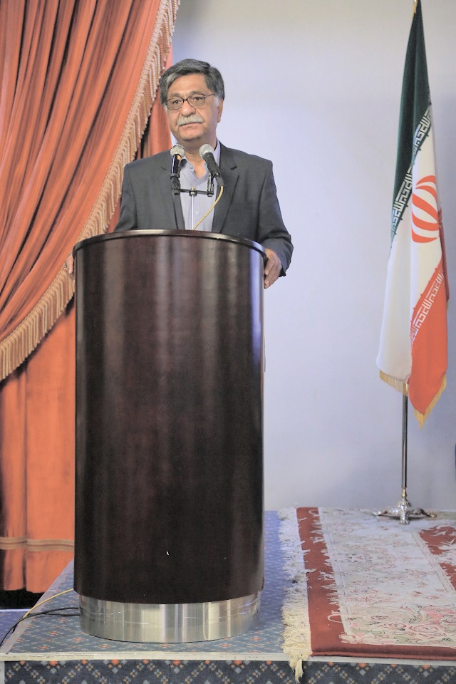تجلیل از 42 سال خدمات علمی و عملی دکتر فرقانی در عرصه ارتباطات / آغاز بافت فرش روابط‌عمومی برای تقدیم به رئیس‌جمهور + گزارش تصویری