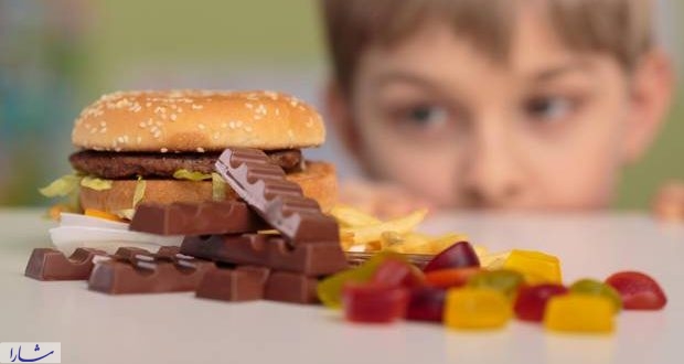اثر سوء تبلیغات خوراکی های ناسالم بر روی نوجوانان
