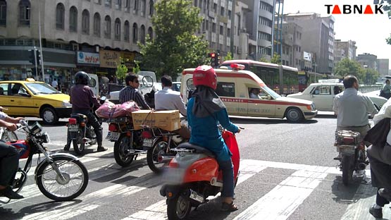 دختر موتور سوار در خیابان انقلاب تهران